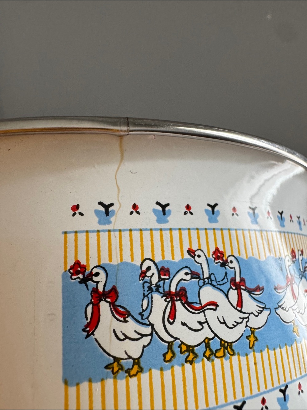 Vintage Enamelware Country Geese Bowl - Picture 5 of 6